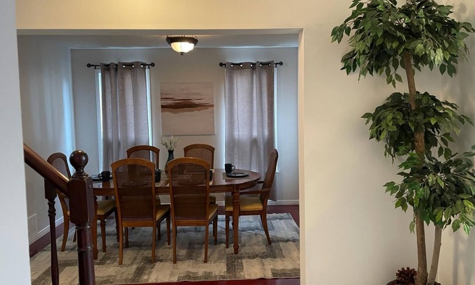 Brampton House | Welcome Home! A Beautiful, Comfy Space for Family, Co-workers, Friends Awaits.