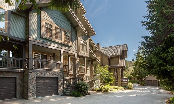 Upper Village House | WELCOME HOME! Spacious 5 Bedroom Family & Group Friendly SKI-IN Style Townhome
