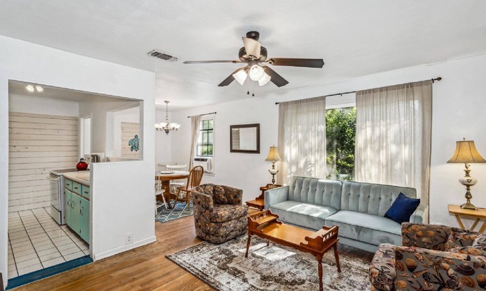 South Pensacola House | Welcome Home to this Airy 2 Bedroom