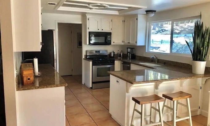 Atascadero House | Welcome Inn: Family Friendly Oasis among the Oaks in Wine Country