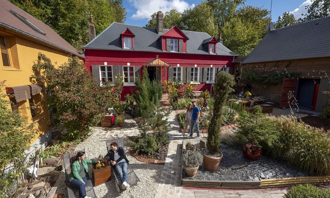Muidorge House | Welcome to 2, a unique guest house in the colors of the imagination