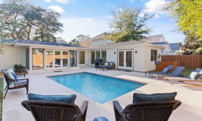 East Beach House | Welcome to a place to unwind, relax and recharge. Sleeps 10
