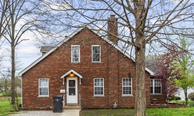 Belleville House | Welcome to a quiet and charming 2-bedroom duplex with lots of amenities