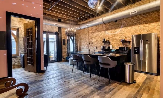 Downtown Springfield Apartment | Welcome to Black Palace-A! A beautiful downtown loft with easy access to everyth