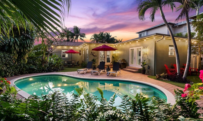 Victoria Park House | Welcome To Coconut Cottage, A Tropical Oasis In The Heart Of The City!