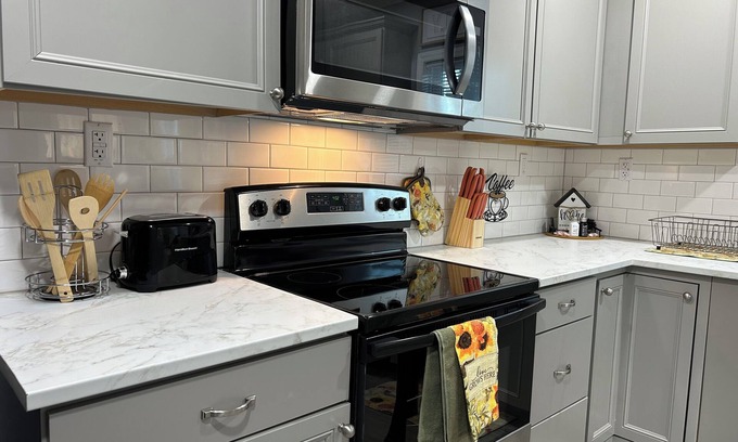 Battleboro House | Welcome To Cozy Living! Peaceful & Simple 7 mins to NC Wesleyan 15min to R.Mount