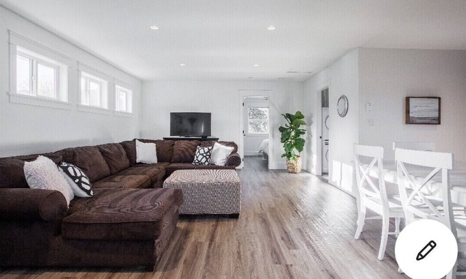 Central Saanich House | Welcome to Hearthstone Farm Located in the breathtaking Mt Newton Valley!