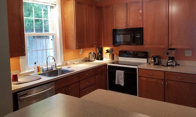 Idylwood House | Welcome to idylhome , nice place to relax, three bedroom home and two bathroom