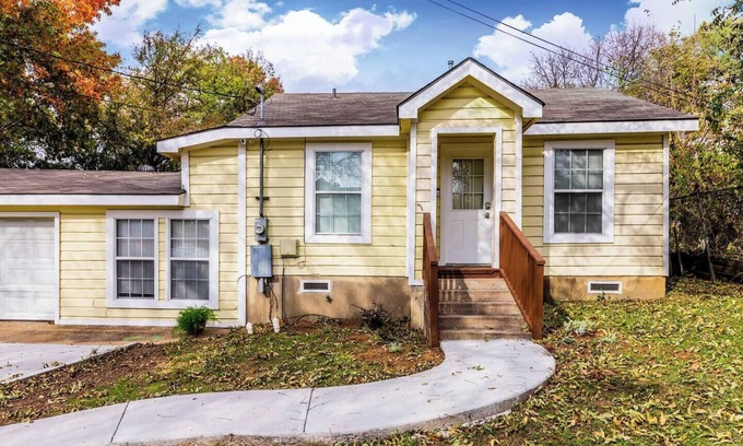 Irving Cottage | Welcome to Irving! My peaceful yellow cottage is ready to welcome you and your guests