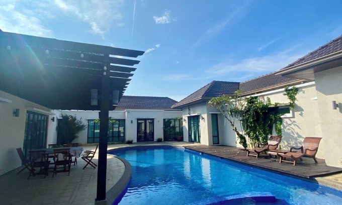 Banting Villa | Welcome to Laman Abang Bali-styled Villa, a great spot to experience Banting🏡