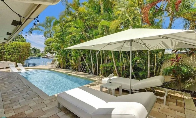 Coral Shores House | Welcome to Lux Waterfront Getaway: Modern & Pet-Friendly
