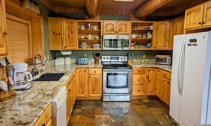Rexford Cabin | Welcome to Maggie's Cabin-Rexford home sleeps 7 with boat rental also available