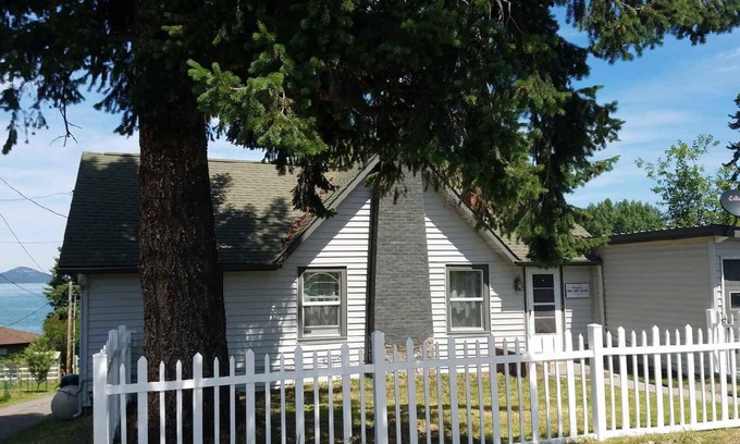 Polson House | Welcome to our Charming Lakefront Home
