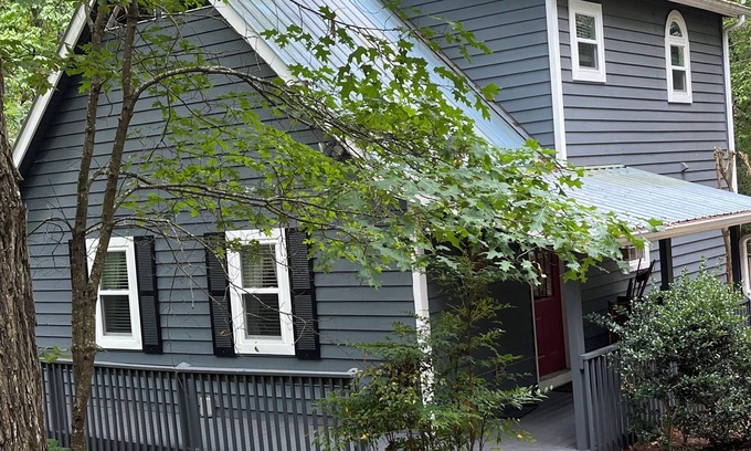 Dahlonega House | Welcome to our country cabin! Sleeps 6.