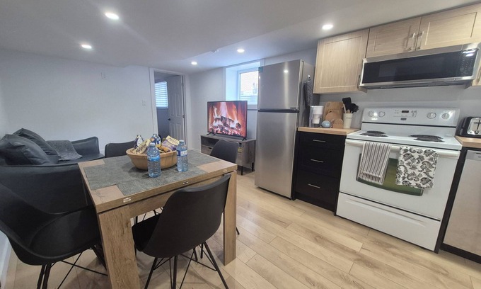 Waterloo House | Welcome to our cozy place near RIM Park, Universities and Uptown Waterloo!