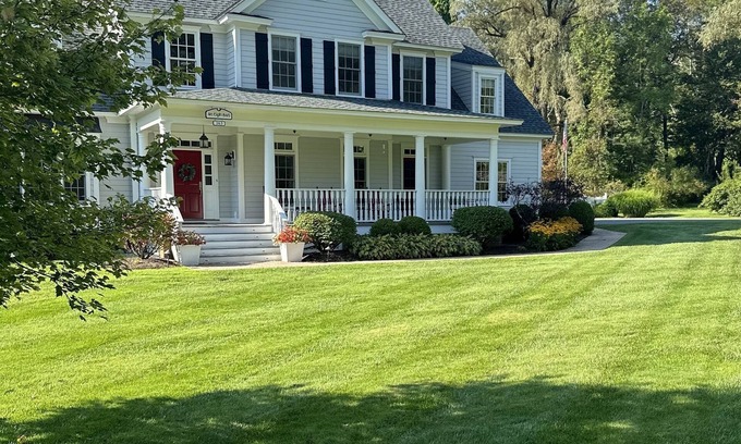 Manchester House | Welcome to Riley's Retreat! A Cozy Sanctuary within Walking Distance to Town!