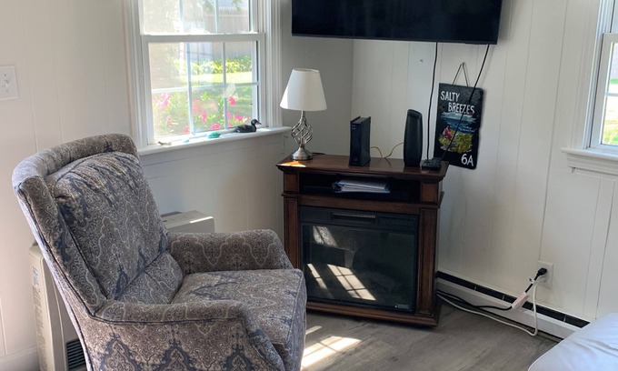 Pine Point Cottage | Welcome To Salty Breezes 2/BD Cottage Located At Tween Waters