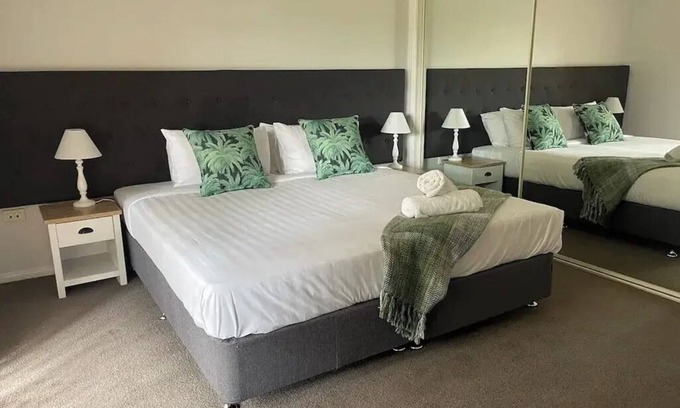 Kooringal Apartment | Welcome to Suburban Bliss: Elegant Villa 2!