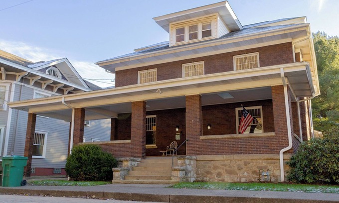 Sutton House | Welcome to The 6 Bedroom Elk Lodge on the Elk River in Sutton, West Virginia!