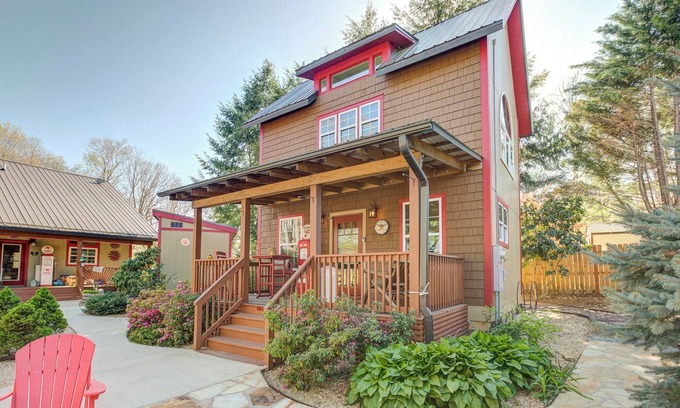 Black Mountain Cabin | Welcome to the Black Mountain 5th Street Cabins – Cabin