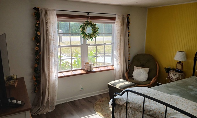 Englewood House | Welcome to the Beachcomber, Charming Master bedroom in pleasant Englewood, Fl