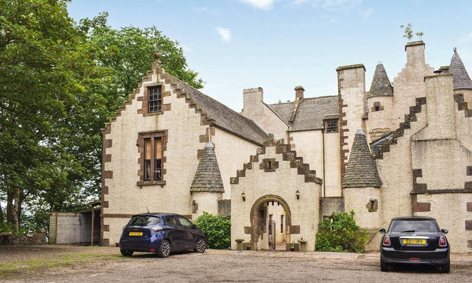 Inverbervie Cottage | Welcome to the charming and historic Hallgreen castle in Inverbervie.