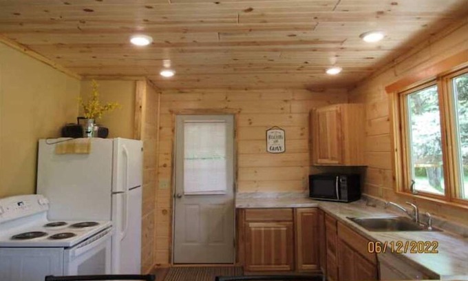 Harrison Cabin | Welcome to the Howell-a-Day Inn.