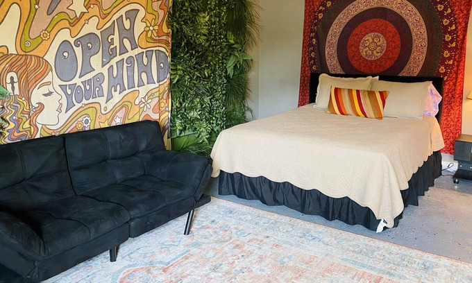 Gulf Breeze House | Welcome to the Jungle - suite 5 mins from the beach!