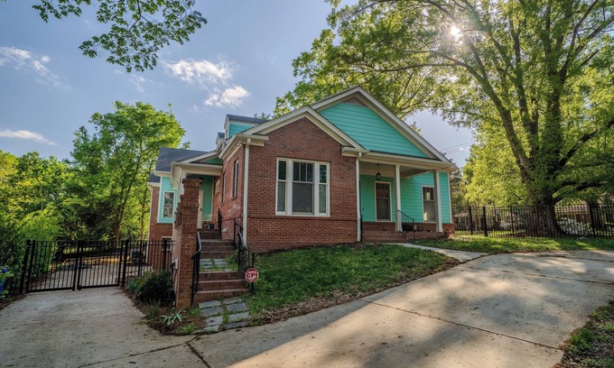 Southwest Raleigh House | Welcome to The Oaks @ The Oberlin Palais . . . Your Luxury, Fun & Comfort Destination—Golf-Theatre-Fire Pit—in the Heart of Raleigh!