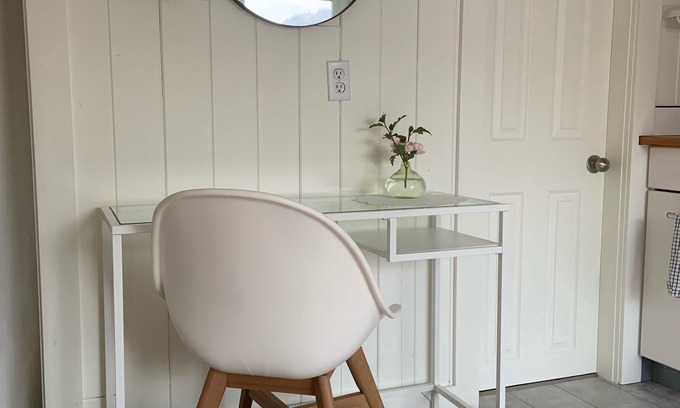 Cowichan Bay Apartment | Welcome To the Ocean Front Cowibbean Guesthouse