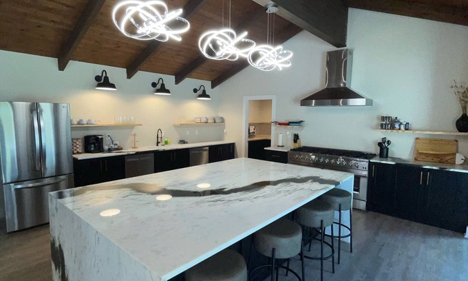 Oxford House | Welcome to the Sip! 7 bed 9 bath party house. Create your own grove party!