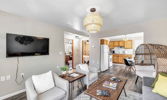 Algoma Apartment | Welcome to The Steele Magnolia! Completely renovated 2 bed/1ba plus bonus pull out futon couch
