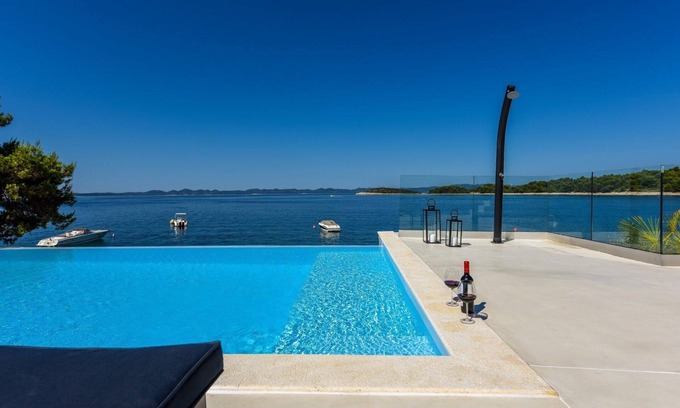 Zdrelac Villa | Welcome to the stunning Villa on the coast of the beautiful island of Pašman!