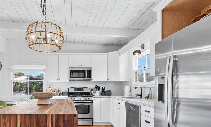 Aptos House | Welcome to the Tiki Tides in Aptos. Firepit. Hot Tub. Walking distance to Seacliff Beach.