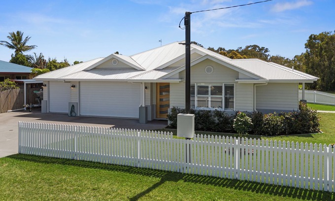 Tin Can Bay House | Welcome to "The White House"