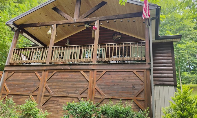 Mammoth Cave Cottage | Welcome to Whipsaw a beautiful cottage ,just a 5 minute walk to see the lake!