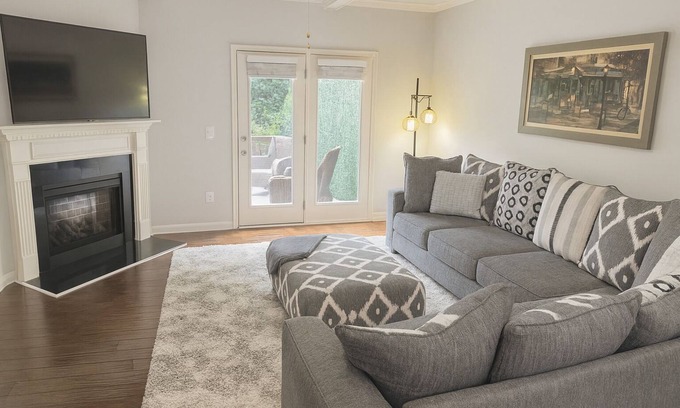 Lilburn House | Welcome to Your Lilburn Townhome Retreat – Near Stone Mountain!