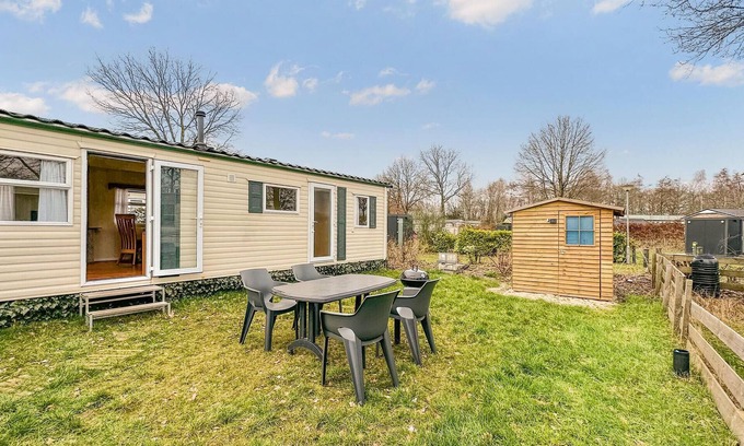 Veldhoek House | Welcome to your vacation in this inviting vacation home with plenty of activity options.