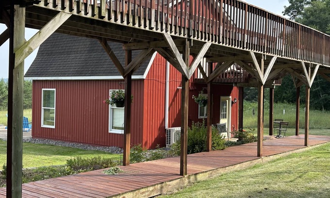 Sand Creek House | Welcome to ZenFrieda. Escape to the country and enjoy our sauna/cold tub area!