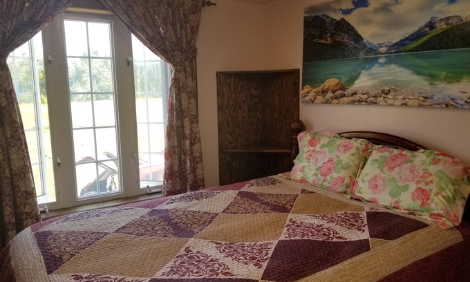 Petite-Riviere-de-l'Ile Apartment | Welcome🌞1 bedroom apartment in the house, up to 2 guests, with nature around