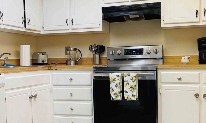 Lansdowne Apartment | Welcoming 2-bedroom apartment with AC in Lansdowne