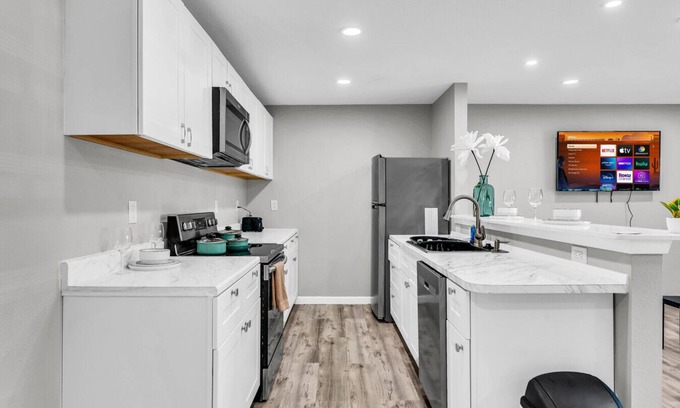 West Arlington Apartment | Welcoming 2BR Apartment Near Campus and Shops