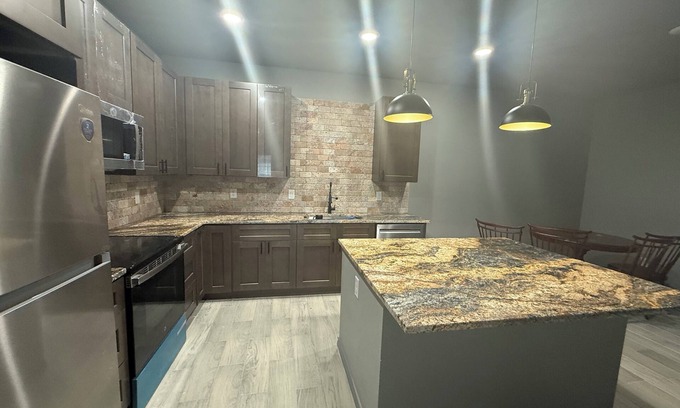 Temple Condo | Welcoming 3 Bedroom Central to all Major Stops