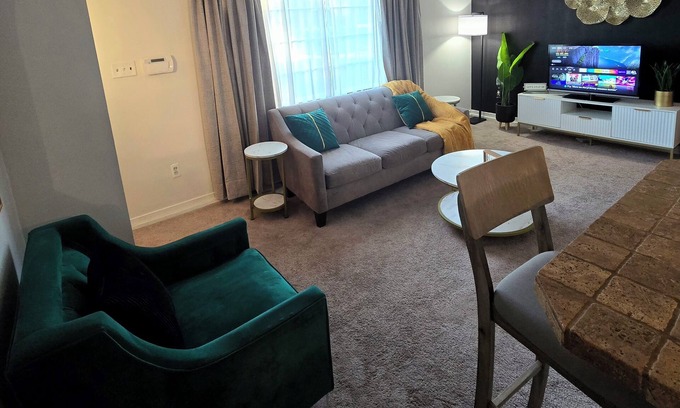 Eastpointe House | Welcoming 3BR Bungalow Retreat with WiFi minutes from Downtown Detroit