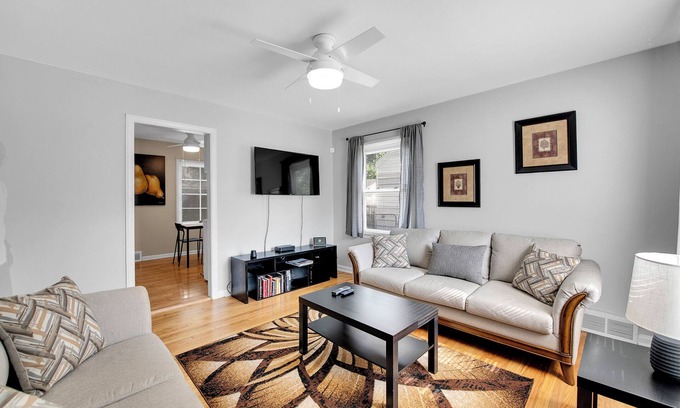Royal Oak House | Welcoming Bungalow Woodward DT Royal Oak Zoo