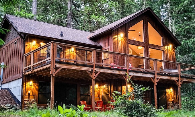 Anderson Island House | Welcoming cabin with fast WiFi, gas grill, lake views, kids loft & private W/D