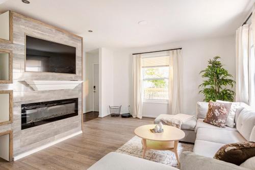 Powderhorn Apartment | Welcoming Cozy home Free Parking Super fast WiFi