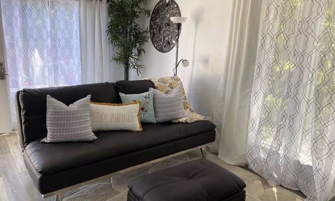 Eureka Apartment | Welcoming Cozy Upstairs Apartment