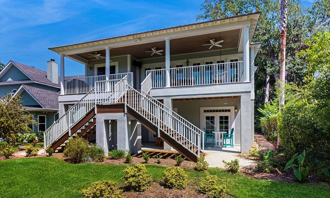 St. Simons Island House | Welcoming Home with Golf Course View, High-Speed WiFi, and Central AC