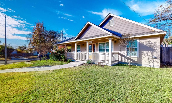 Historic Garderns House | Welcoming home walkable to Steps of Alamodome & riverfront & near River Walk